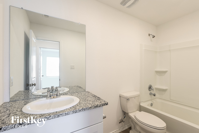 Building Photo - 10642 Vinateros Dr