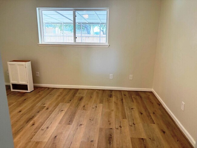 Building Photo - 5363 King Richard Dr