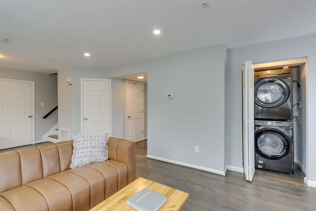 Building Photo - 3102 Hillside Ave