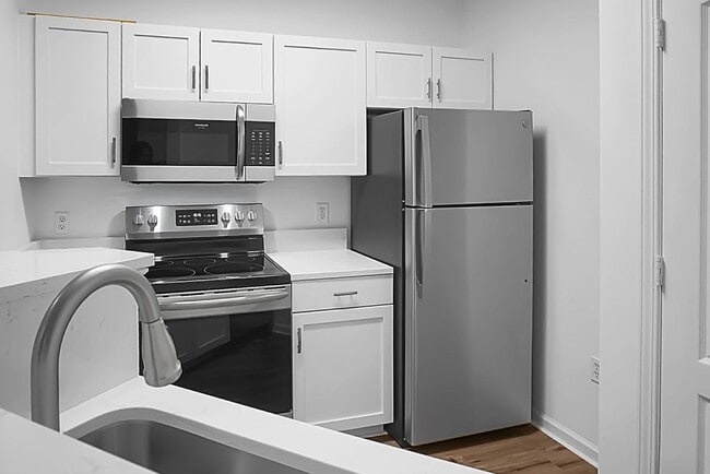 Building Photo - MOVE IN SPECIAL - 50% off First Month's Re...