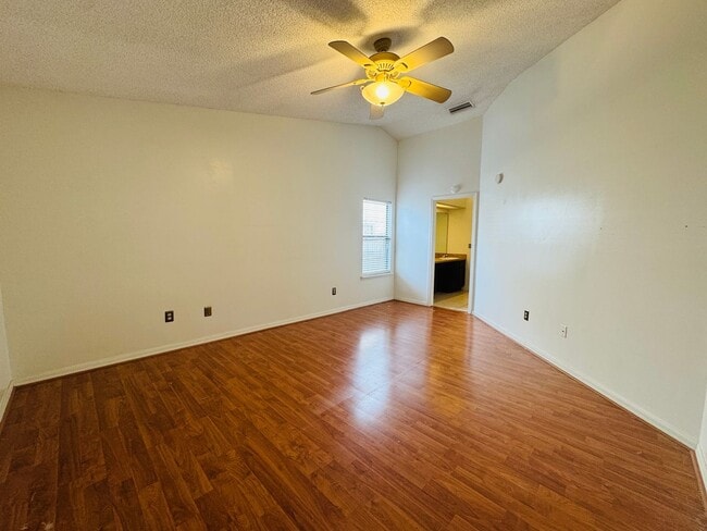 Building Photo - Charming 3 Bedroom, 2 Bath Home with Fence...