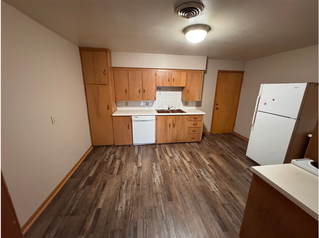 Building Photo - 2 Bedroom, 2 Bath Upper Level Remodeled Ap...