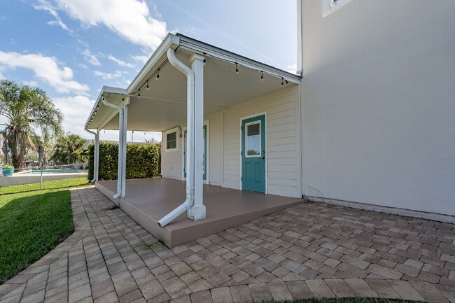 Building Photo - Gorgeous deep water canal front home