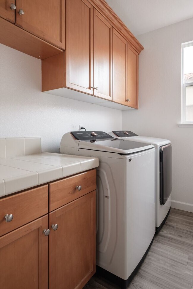Building Photo - 4 Bedroom Fully Furnished Mid-term Rental