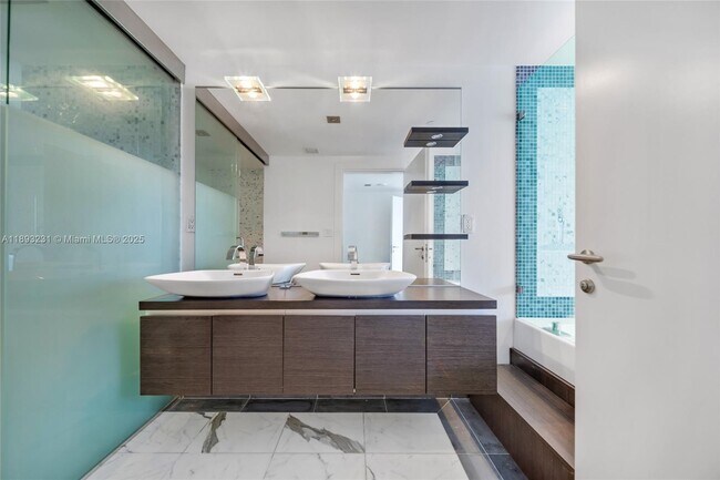 Building Photo - 200 Biscayne Blvd Way