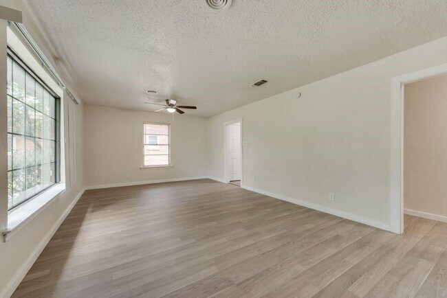 Building Photo - Charming Lease Opportunity in a Convenient Dallas Location!