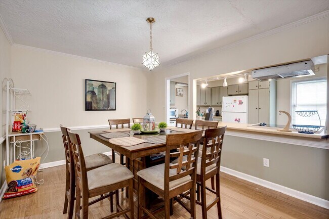 Building Photo - Fully Furnished Home