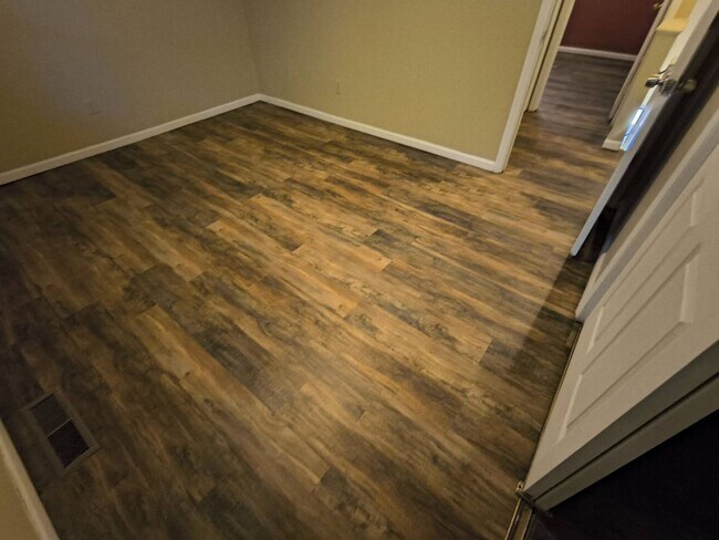 Building Photo - MOVE-IN SPECIAL 1/2 OFF 1ST MONTH'S RENT!!