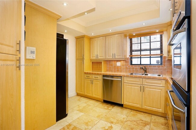 Building Photo - 1027 SW 22nd St