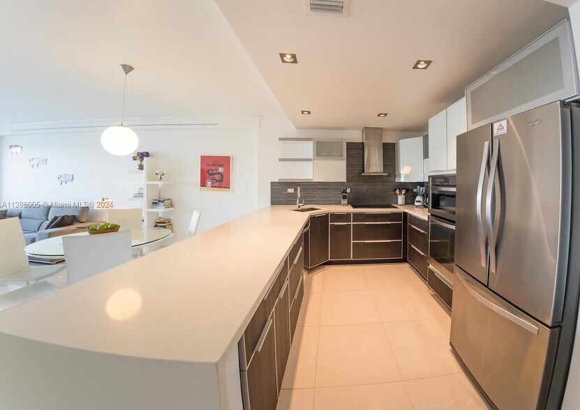 Building Photo - 5601 Collins Ave
