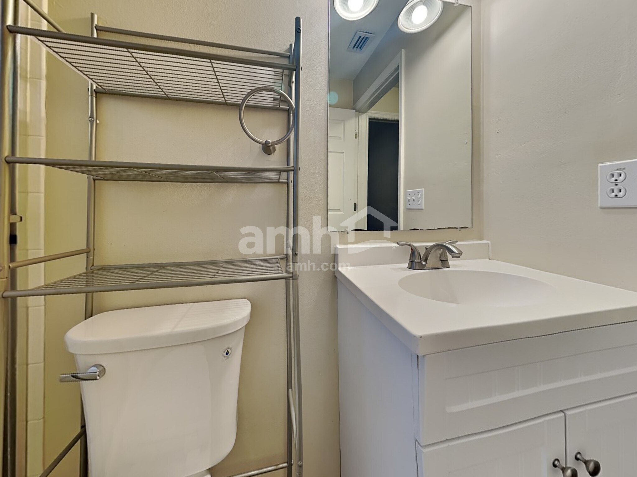 Building Photo - 17758 Oak Bridge St