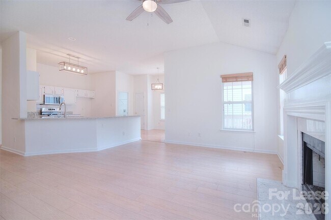 Building Photo - 550 Carlisle Dr