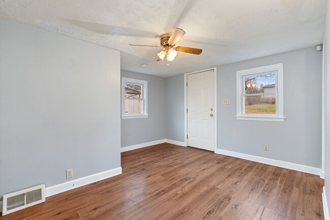 Building Photo - BLACK FRIDAY DEAL! SCORE 50% OFF 1ST MONTH'S RENT IF SIGNED BY NOV. 28! Beautiful 1 Bedroom home ...