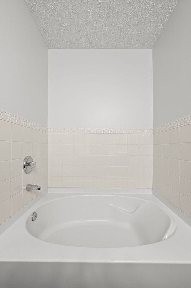 Building Photo - Stunning 3BR/2.5BA Updated Townhome in Pri...