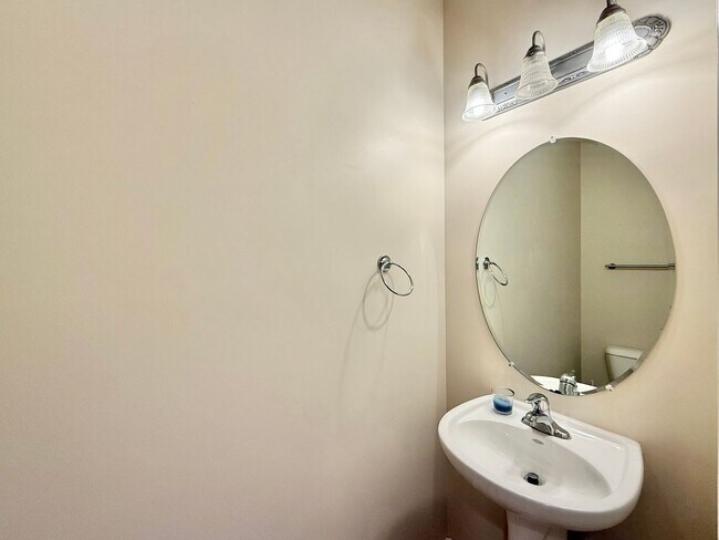 Building Photo - Gorgeous 3BD, 2.5BA Raleigh Townhome in a ...