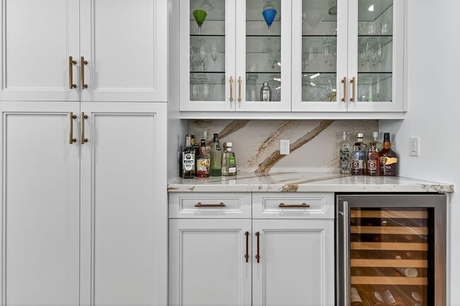 Building Photo - 121 Lily Ln