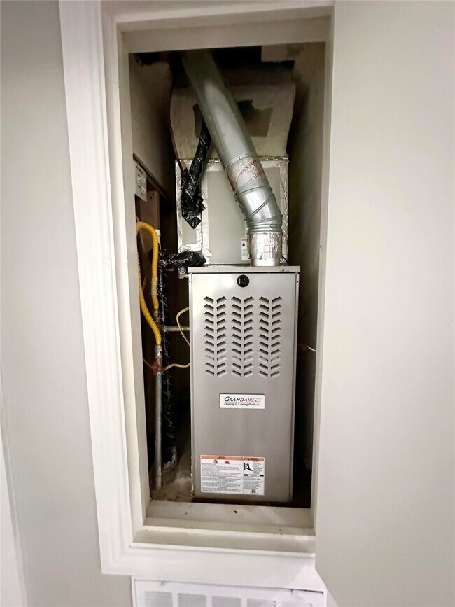 Building Photo - 8021 White Ave