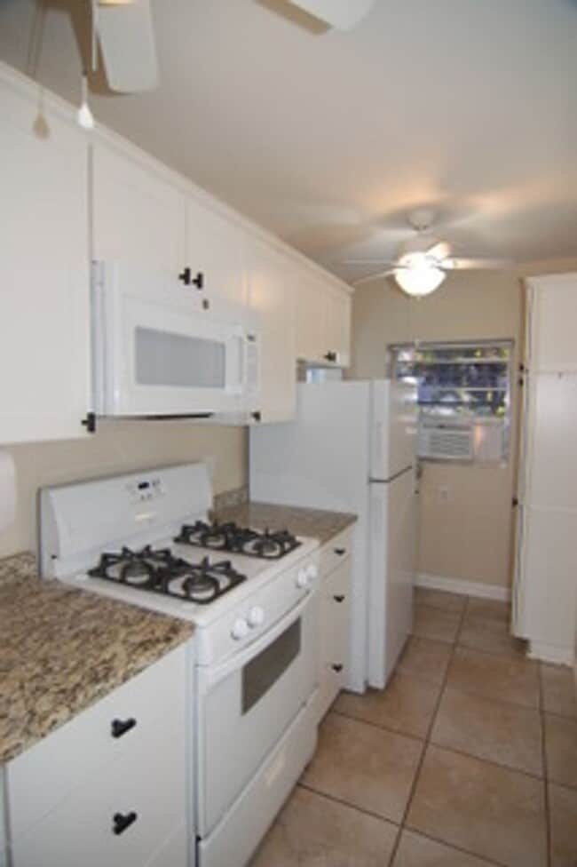 Building Photo - Beautiful Updated Home in Lake Access Community to the Chain of Lakes