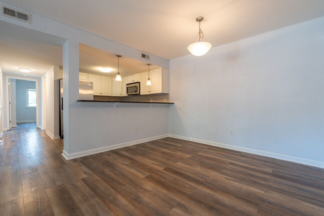 Building Photo - MOVE IN READY 2-bedroom in Virginia Beach!