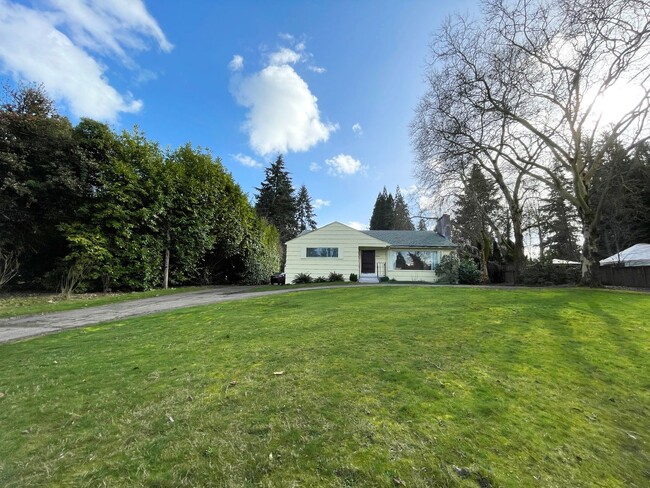 Building Photo - Gorgeous House with Extra Large Yard, Spor...