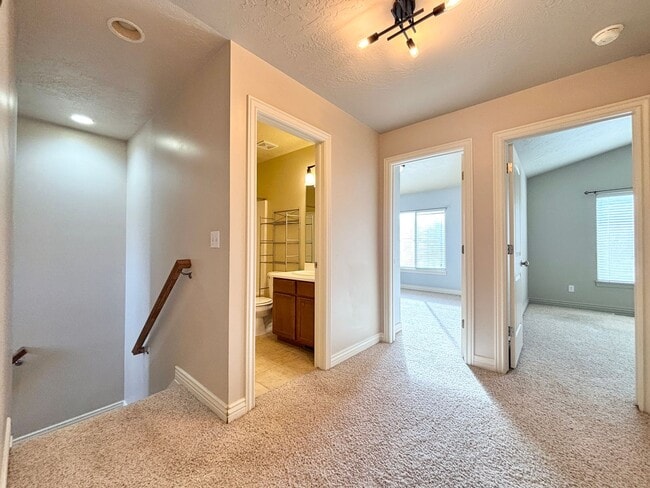 Building Photo - Lovely Townhome at Cottages on Ninth!