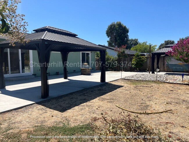 Building Photo - Lovely home on large lot down a private la...