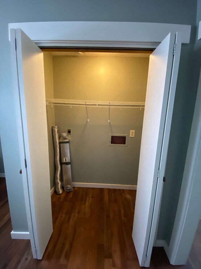 Building Photo - 619 W Edgewood St