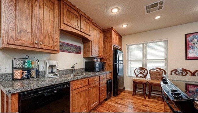 Building Photo - 410 N Oliver Ave