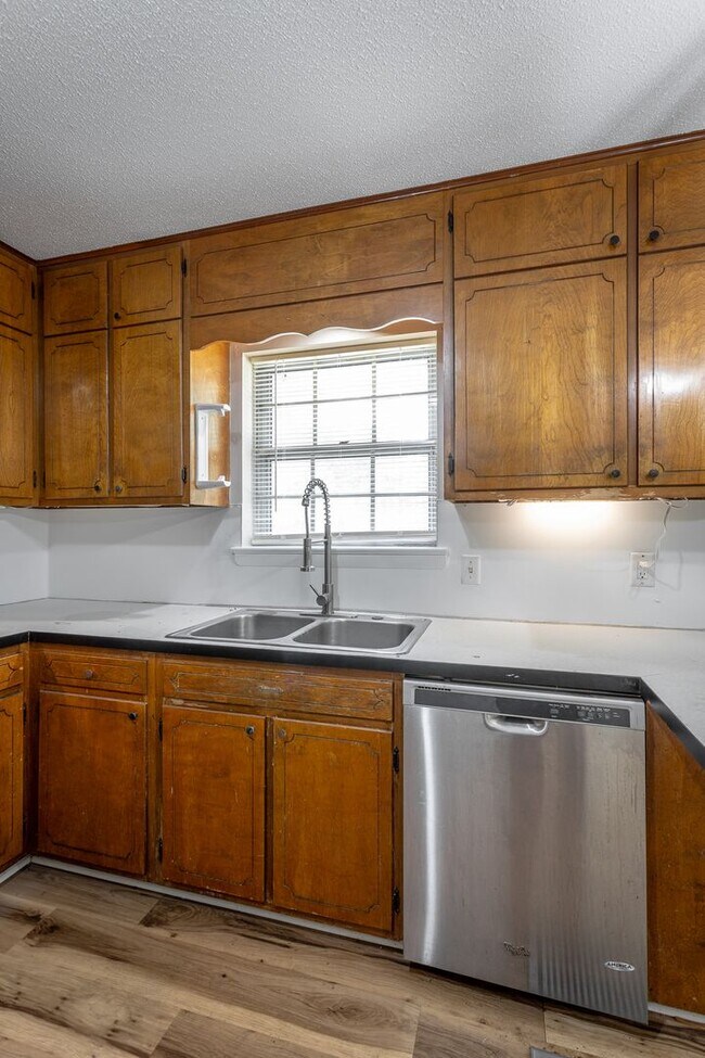 Building Photo - 3 Bedroom Home Close to All