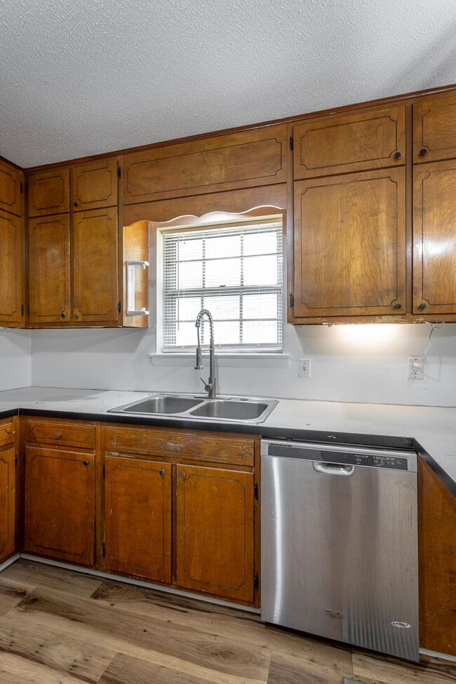 Building Photo - Spacious 3 Bedroom!  ASK ABOUT MOVE IN SPE...
