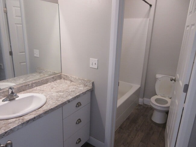 Building Photo - **Move-In Discount**3 bed -2.5 bath - Newer townhome in the heart of Cedar City!