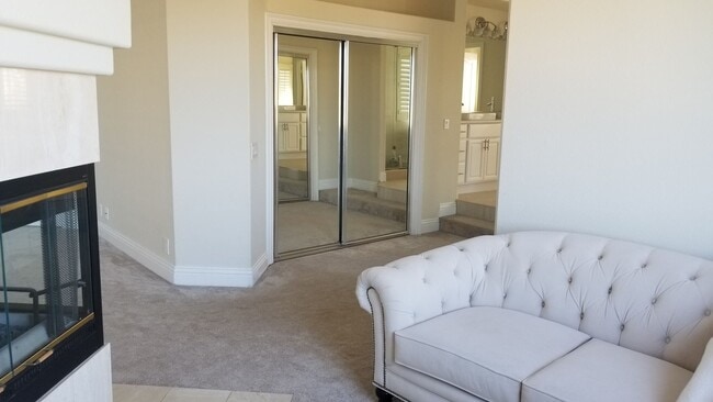 Building Photo - Fantastic and large home with forever view...