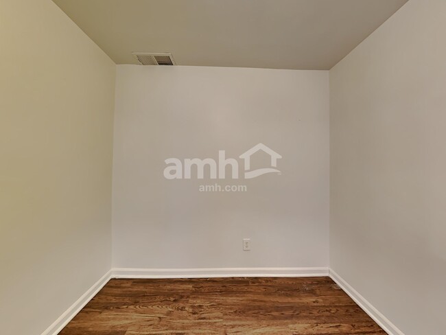 Building Photo - 512 Timber Dr