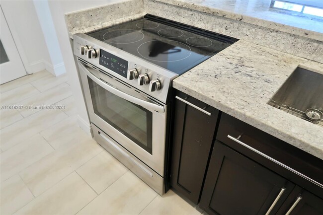 Building Photo - 540 Brickell Key Dr