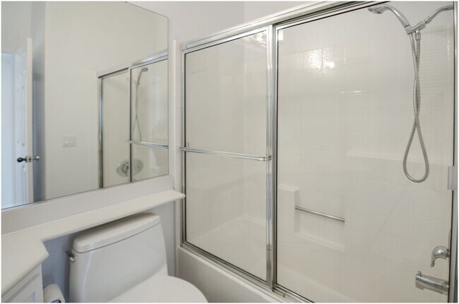 Building Photo - 2 Bedroom Condo in the Breakers!