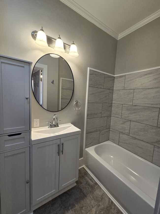 Building Photo - 328 Robinson Pl