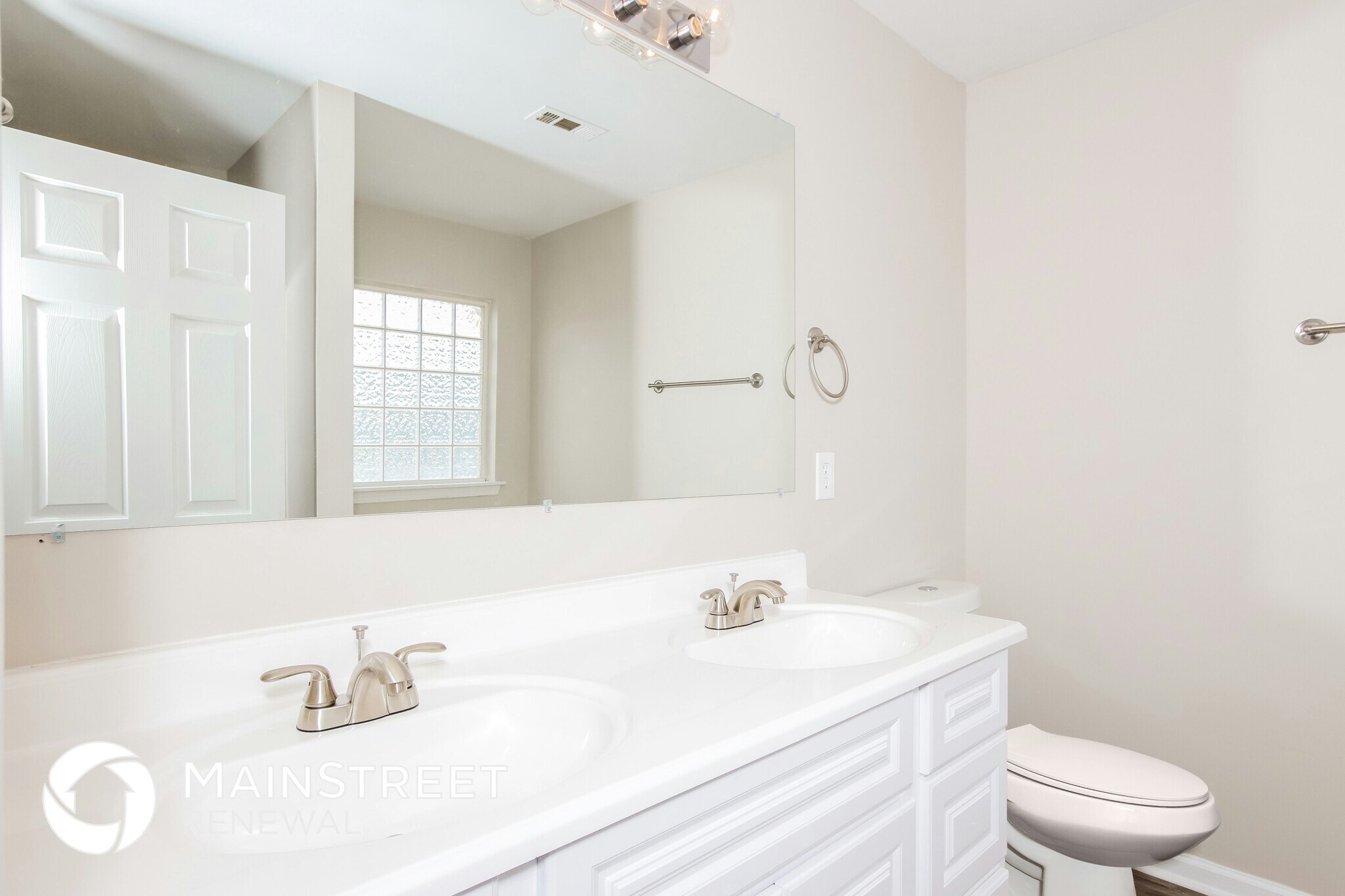 Building Photo - 2060 Hidden Pond Dr