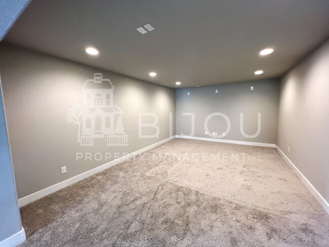 Building Photo - Grand Overlook to the Mountains!