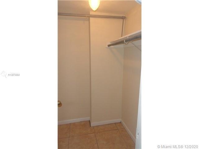 Building Photo - 9320 Fontainebleau Blvd