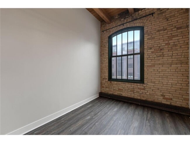 Building Photo - 400 N 1st St