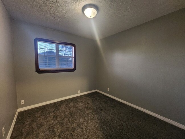 Building Photo - 3 Bedroom Home in Shawnee