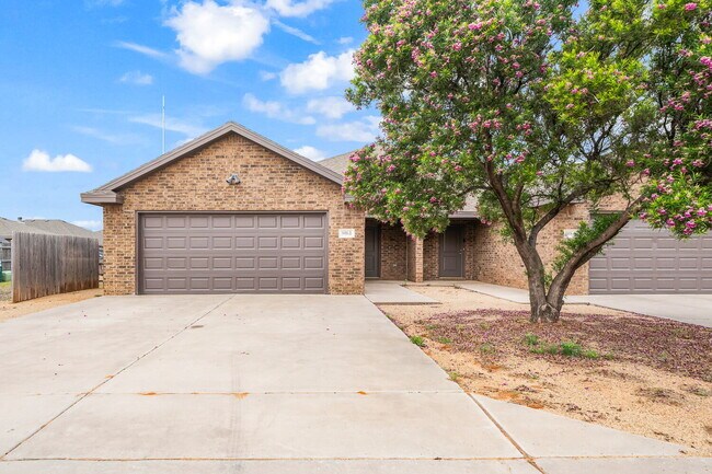 Primary Photo - Beautifully Updated 3-Bed, 2-Bath, 2-Car G...