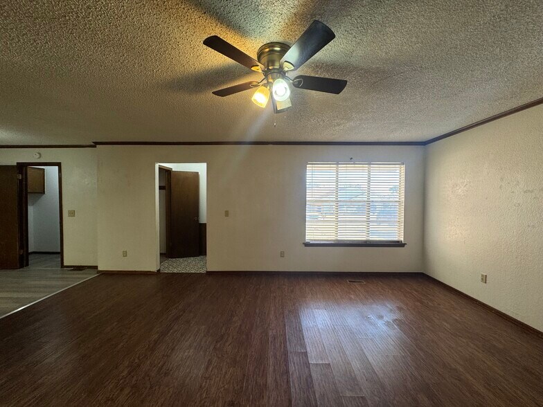 Building Photo - 9915 Larkspur Ln