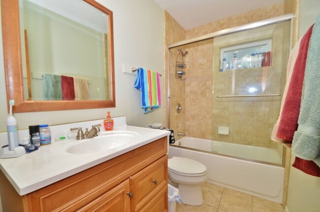 Building Photo - 4 Bedroom w/ POOL and Huge yard!