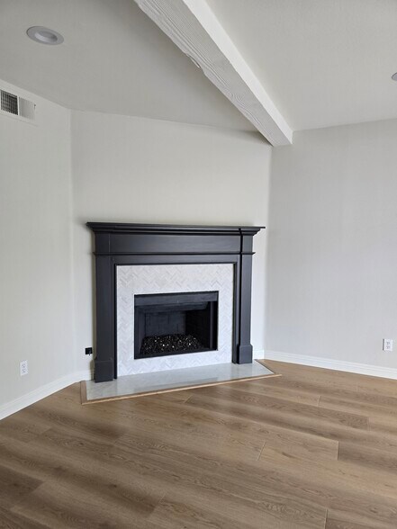 Building Photo - 5800 Owensmouth Ave