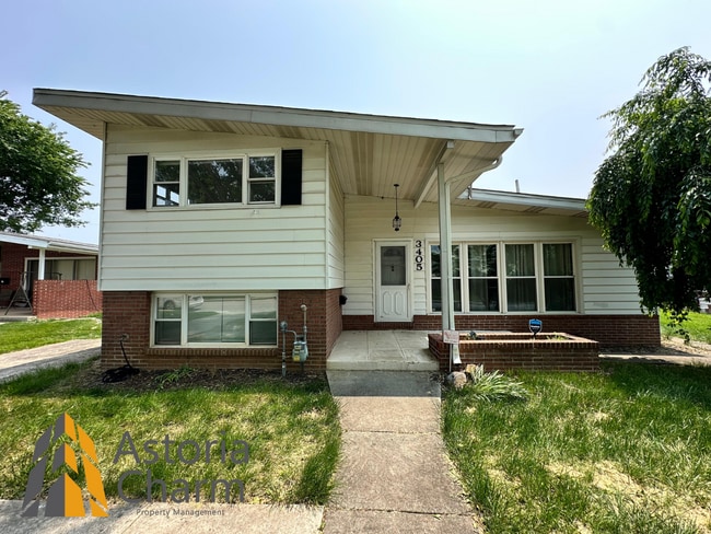 Building Photo - Spacious 4 Bedroom + Den Home with Private...