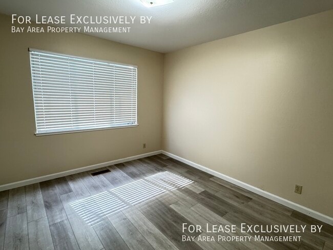 Building Photo - 1 BR 1BA ground floor Apartment w/ garage,...