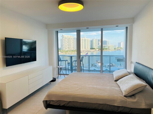 Building Photo - 900 Bay Dr