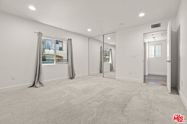 Building Photo - 5315 Bellingham Ave