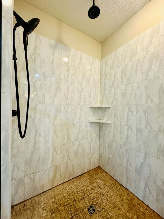 Building Photo - {20067} Custom Built Home in Woodland Mano...